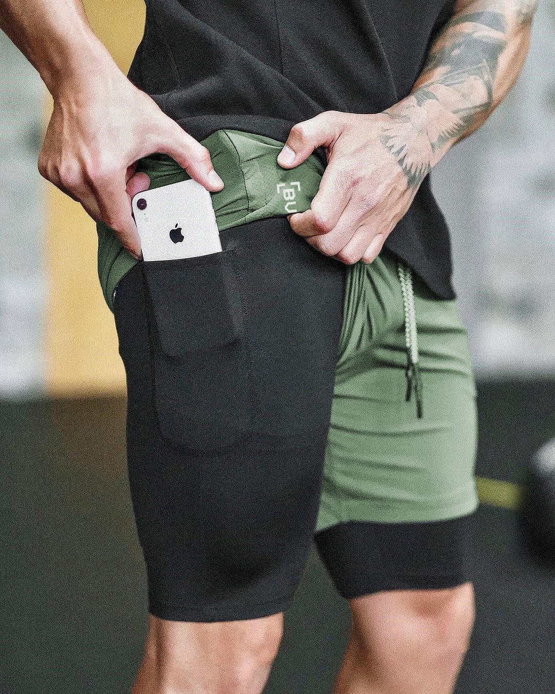 Pocket Compression Shorts - FlexFinds